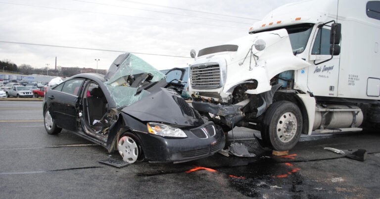 Read more about the article <h1>Understanding the Role of a Commercial Vehicle Damage Lawyer</h1>